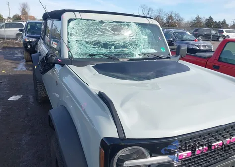 2023 Ford Bronco Wildtrak z USA, uszkodzony, nr VIN 1FMEE5DP9PLC11052